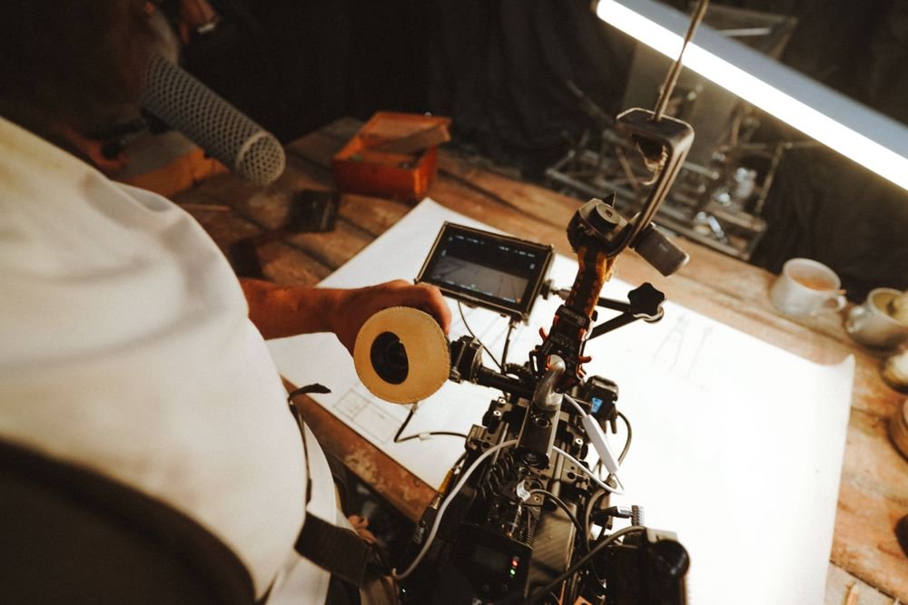 Fotografía de stock: preparación de una cámara profesional para un rodaje